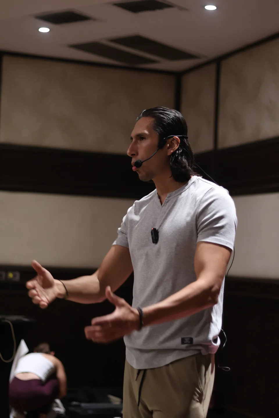 JJ Ruescas teaching with open hands and a headset microphone at a previous Resetea session